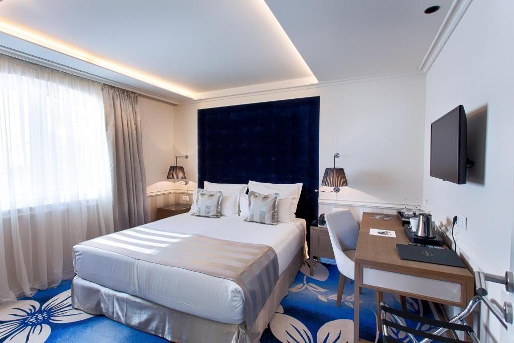 Deluxe Suite with Sea View | Minibar, värdeförvaringsskåp på rummet och skrivbord