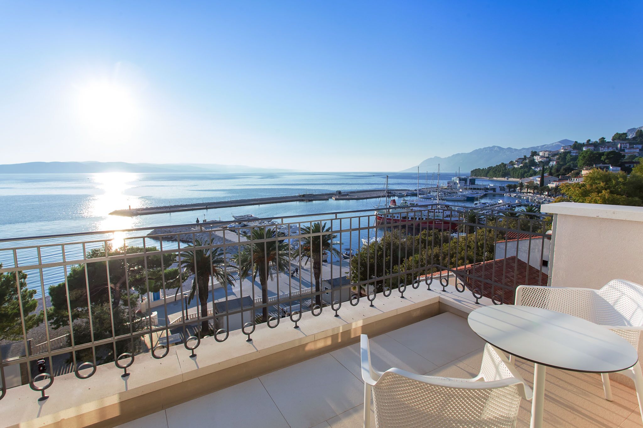 Deluxe Suite with Sea View | Minibar, safe på rommet, skrivebord og lydisolert