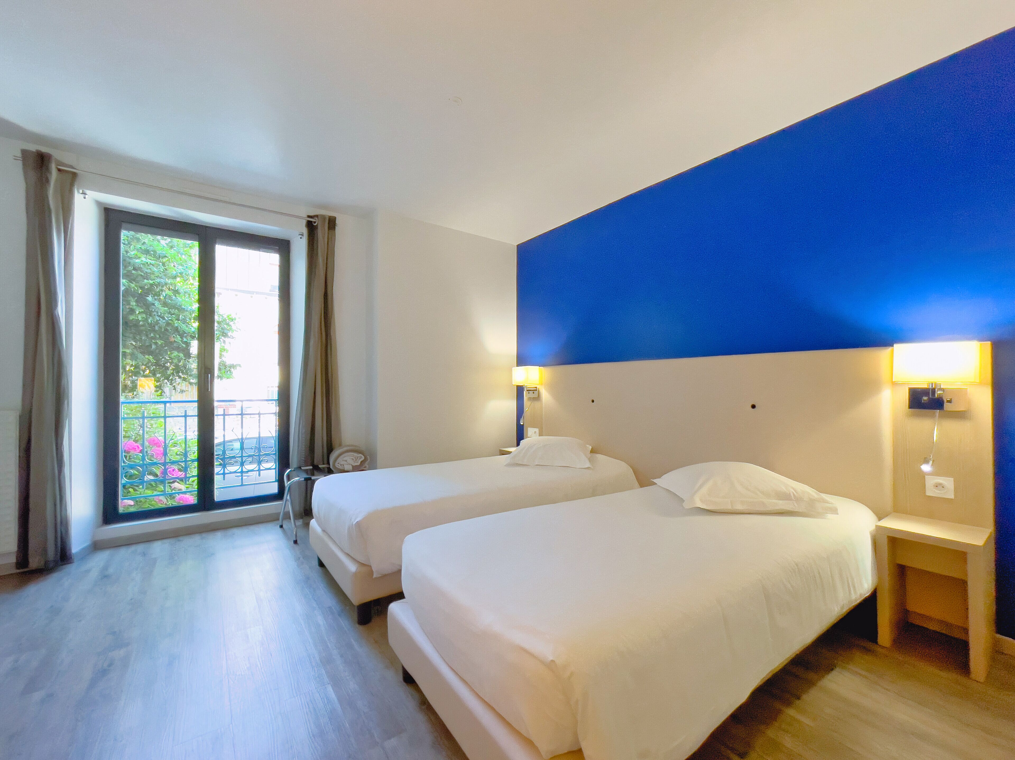 family room | 1 bedroom, premium bedding, desk, blackout curtains