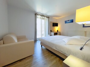 A hotel room with a bed, a desk, a chair, and a sofa. - Hôtel de la Gare (Quimper)