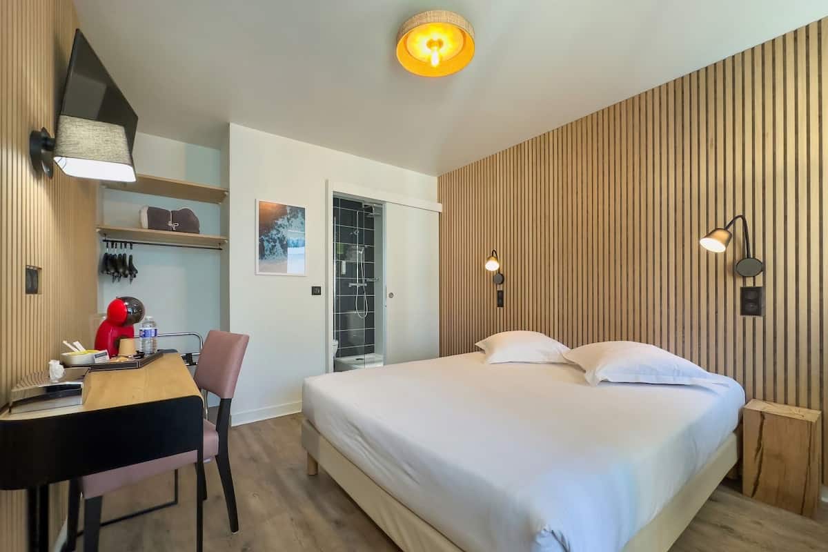 Habitación doble estándar | Ropa de cama de alta calidad, escritorio y cortinas blackout