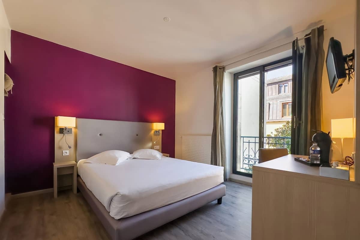Habitación doble Confort | Ropa de cama de alta calidad, escritorio y cortinas blackout