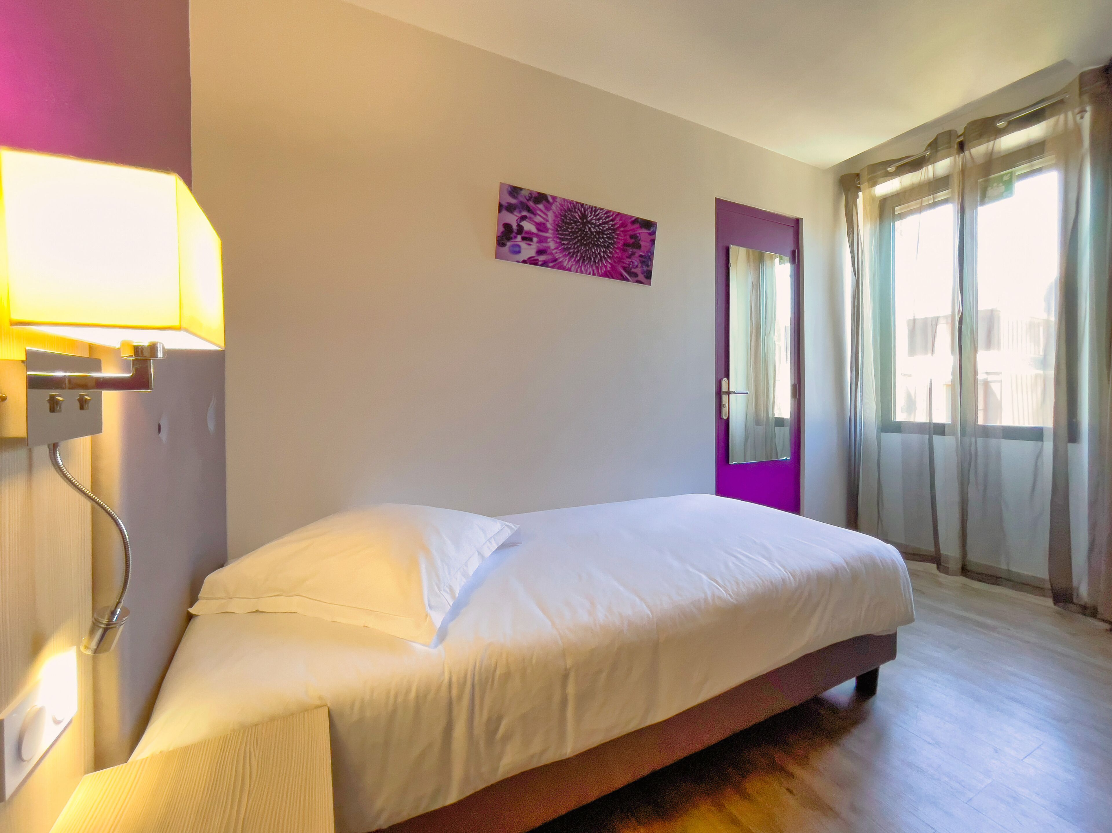 Un dormitorio con cama, ducha, puerta y ventana.