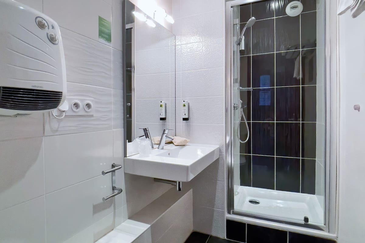 comfort triple room | bathroom | shower, free toiletries, hair dryer, towels