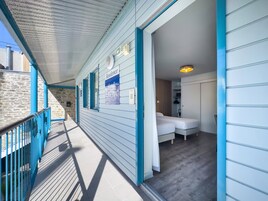 Quarto casal standard | Roupas de cama premium, escrivaninha, cortinas blackout