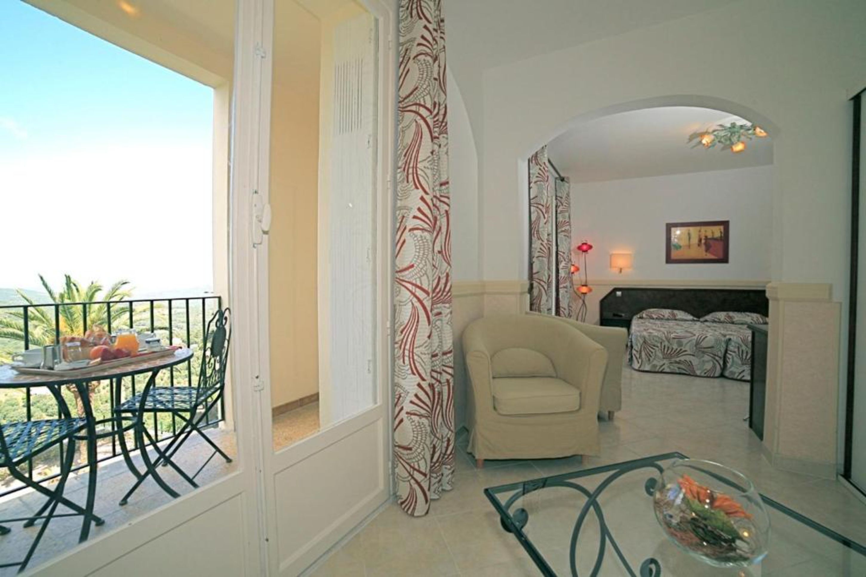 family room | in-room safe, desk, free wifi, bed sheets