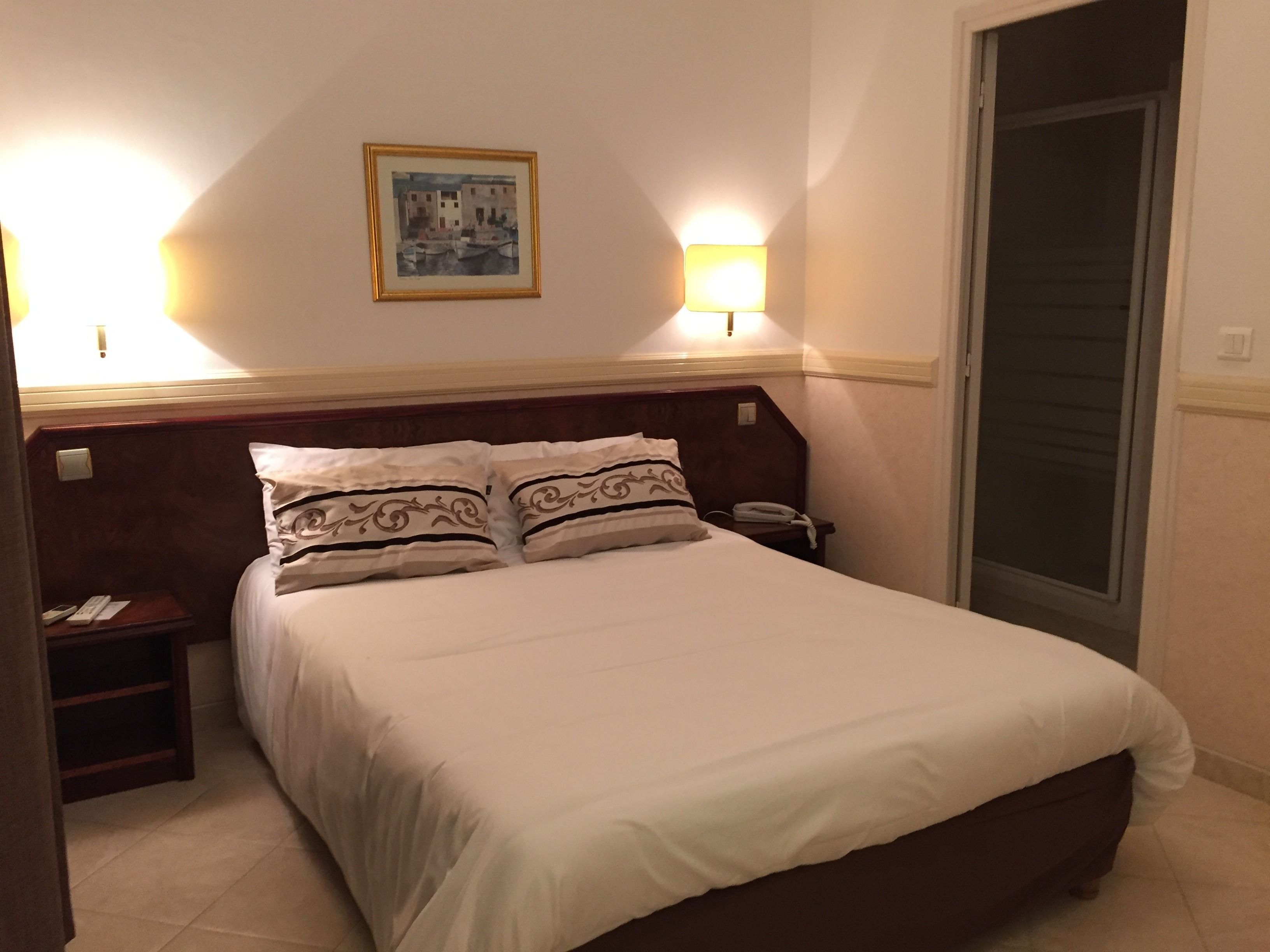 in-room safe, desk, free wifi, bed sheets