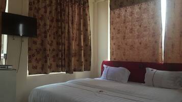 Eenvoudige kamer, 1 queensize bed | Een bureau, verduisterende gordijnen, gratis babybedden, extra bedden