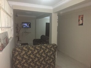 Suite Deluxe, 1 cama de matrimonio grande | Escritorio, cortinas opacas, cunas gratuitas y camas supletorias