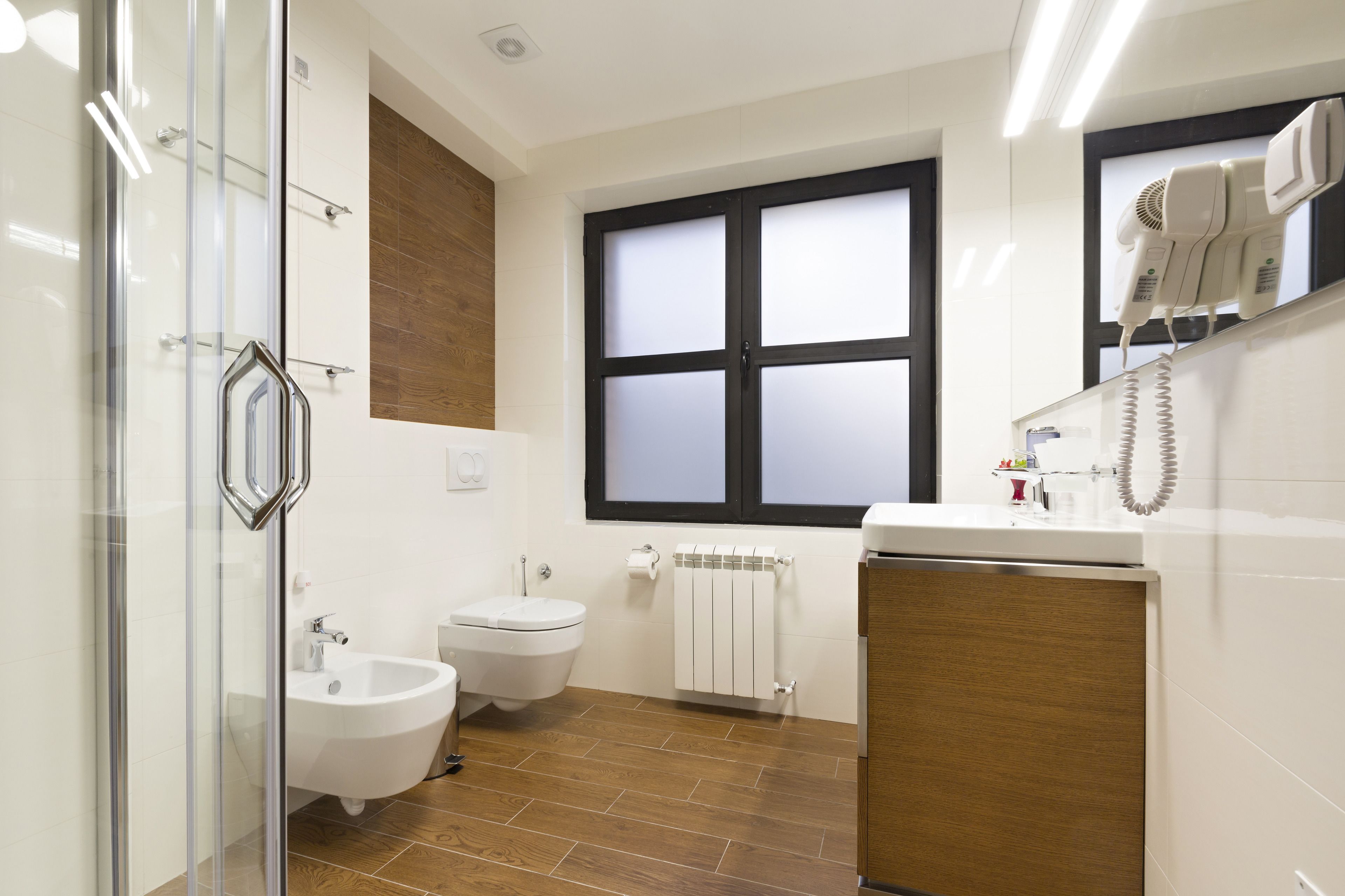 junior suite, 1 bedroom | bathroom | shower, free toiletries, towels