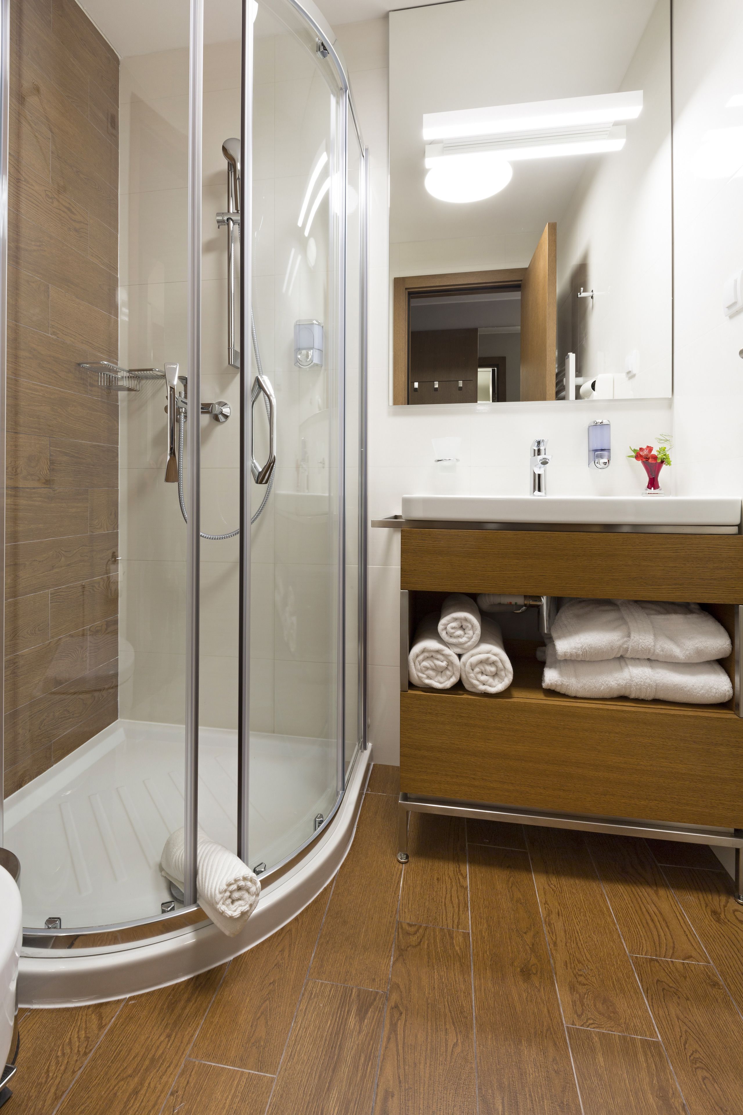 standard double room | bathroom | shower, free toiletries, towels