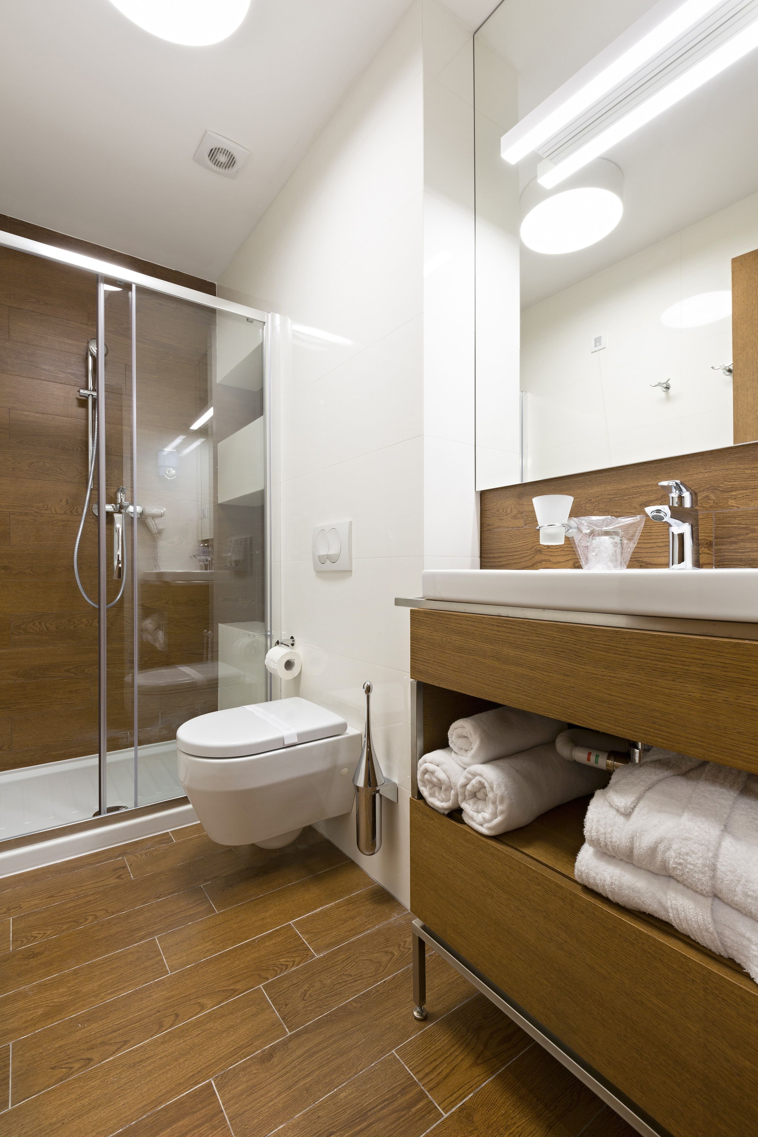 standard double room | bathroom | shower, free toiletries, towels