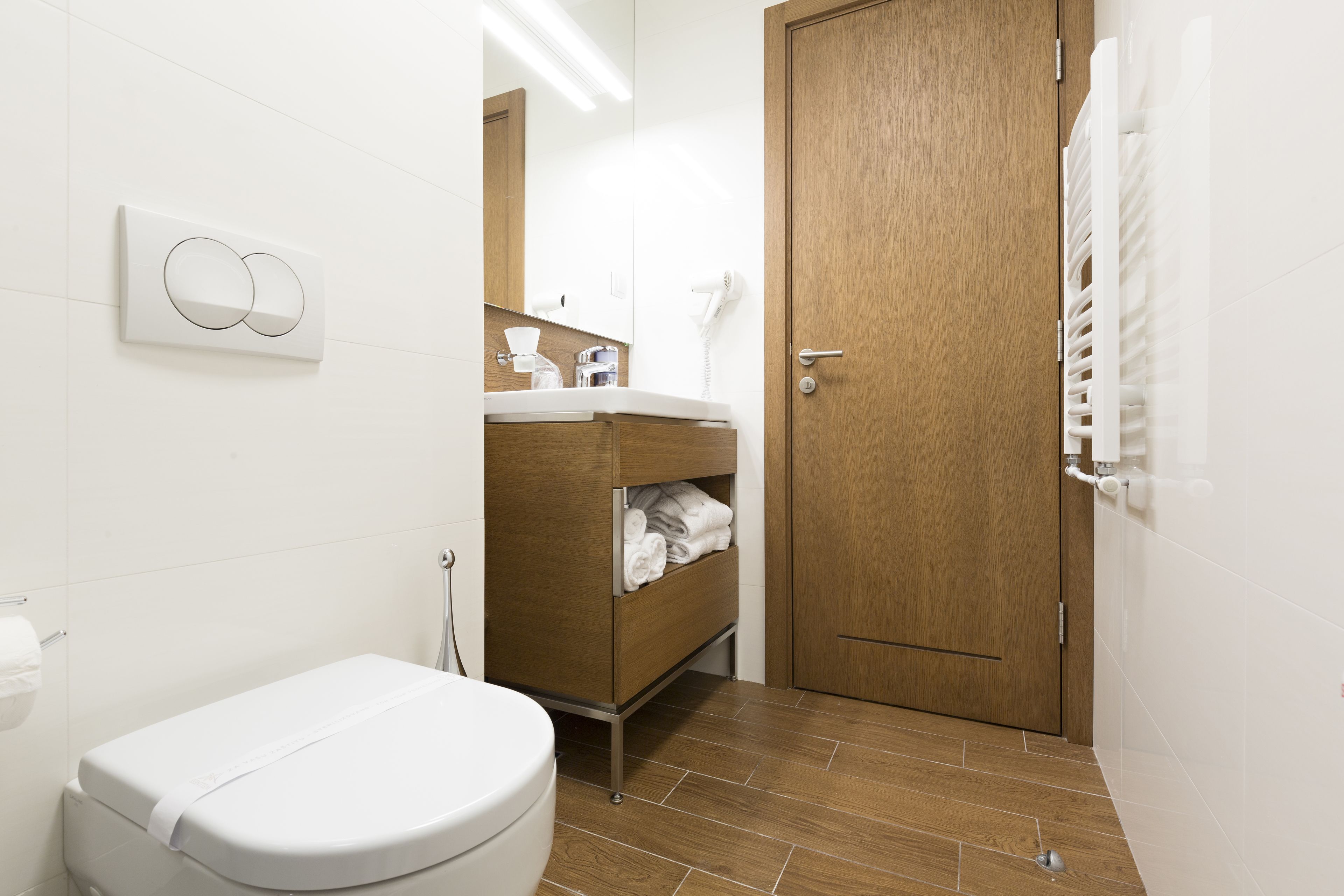 deluxe double or twin room, 1 bedroom, courtyard view | bathroom | shower, free toiletries, towels