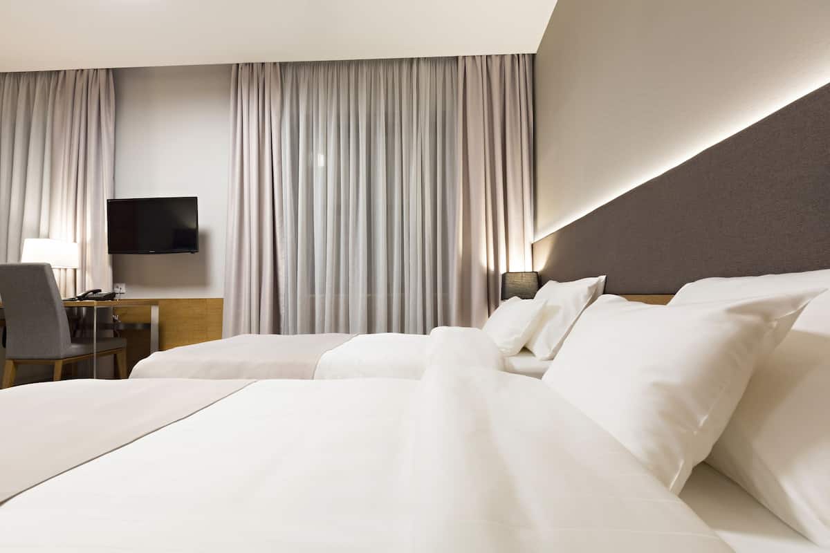 deluxe double or twin room, 1 bedroom, courtyard view | minibar, in-room safe, desk, soundproofing