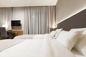 Deluxe Double or Twin Room, 1 Bedroom, Courtyard View | Minibar, in-room safe, desk, soundproofing - Orasac Garni (Belgrade)