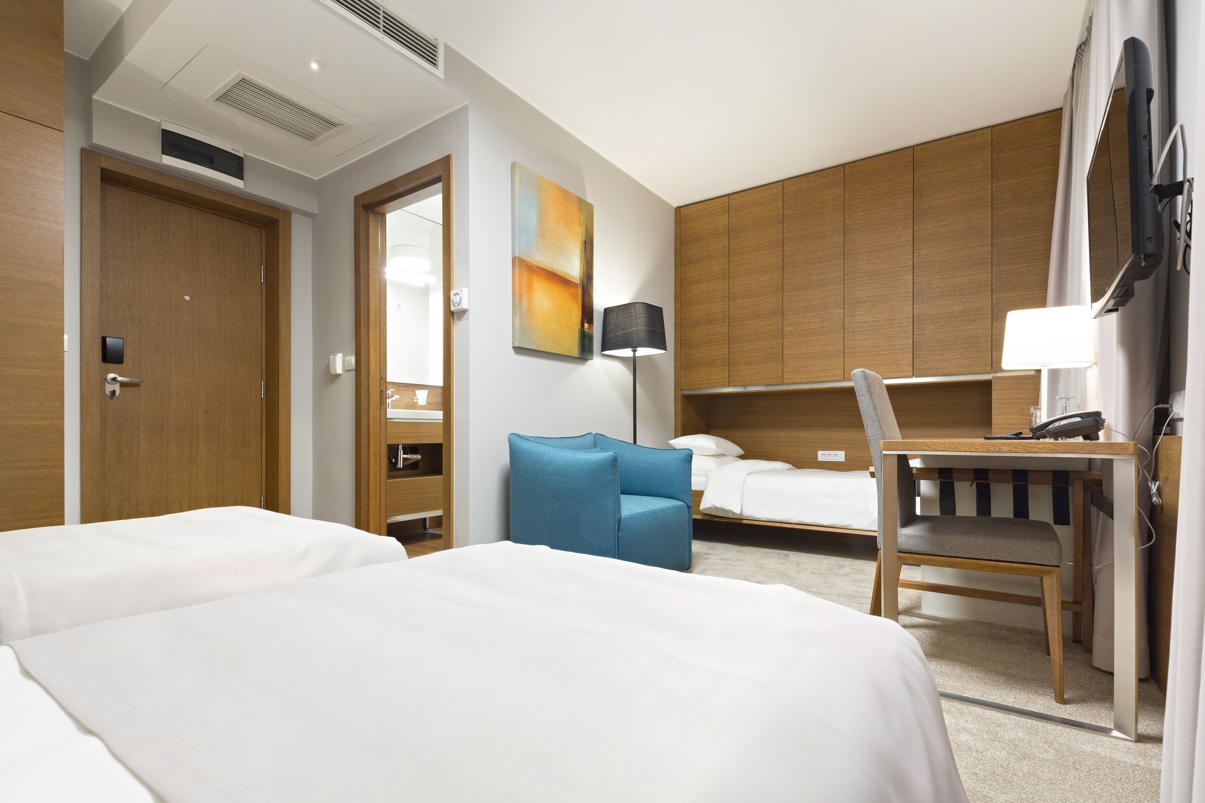 deluxe double or twin room, 1 bedroom, courtyard view | minibar, in-room safe, desk, soundproofing