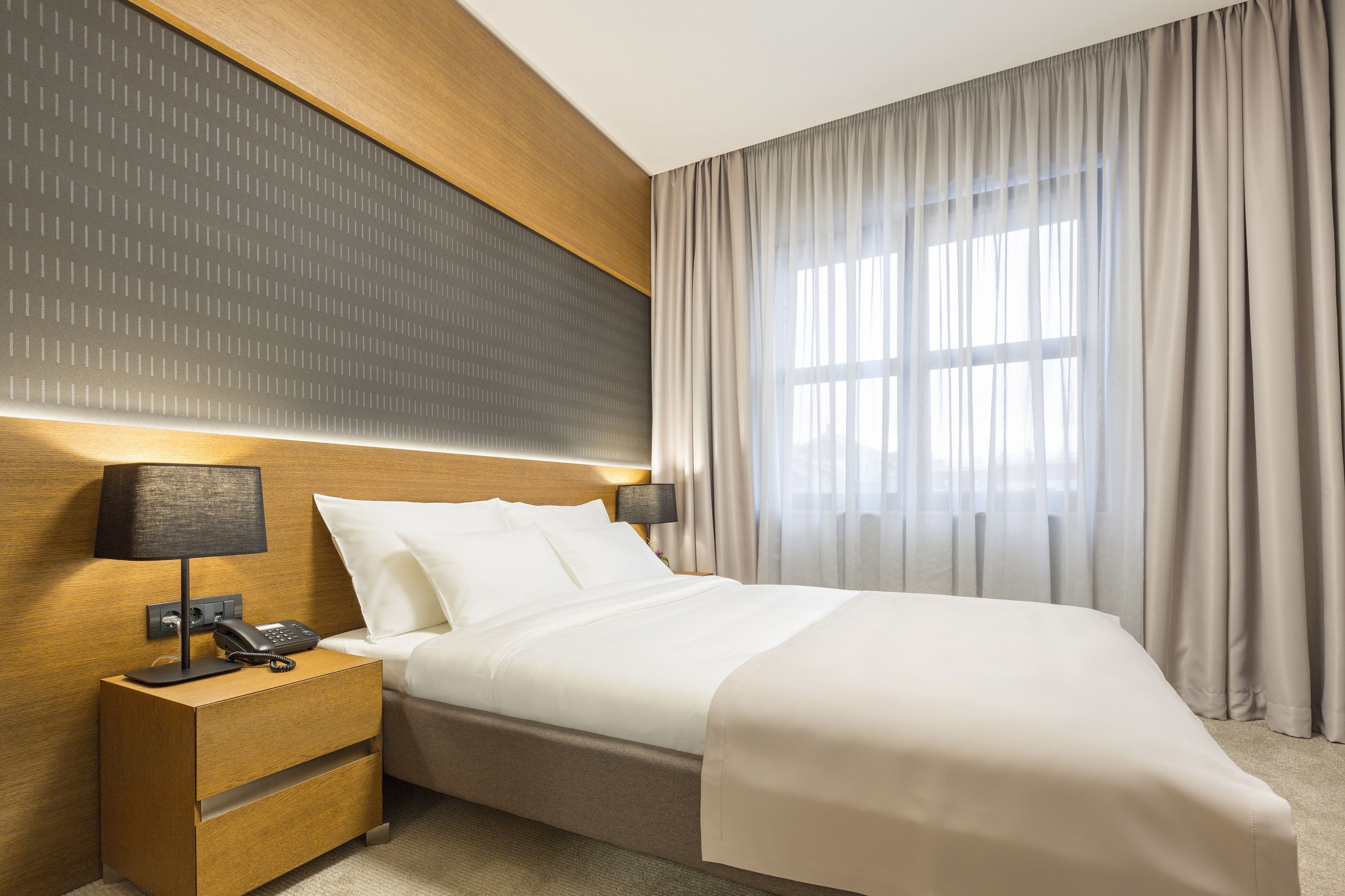 standard double room | minibar, in-room safe, desk, soundproofing
