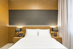 標準雙人房 | 迷你吧、客房內保險箱、書桌、隔音