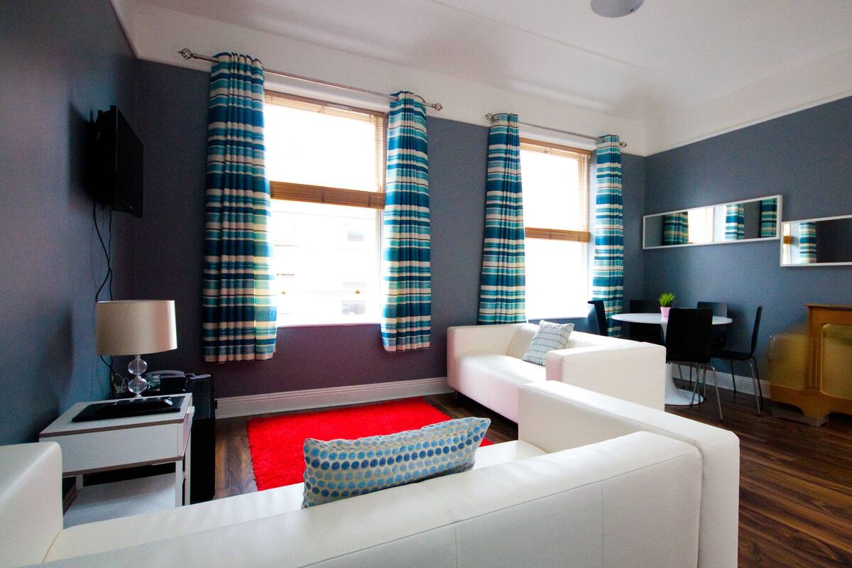 Apartment, 3 Bedrooms (5 adults) | Living area | TV