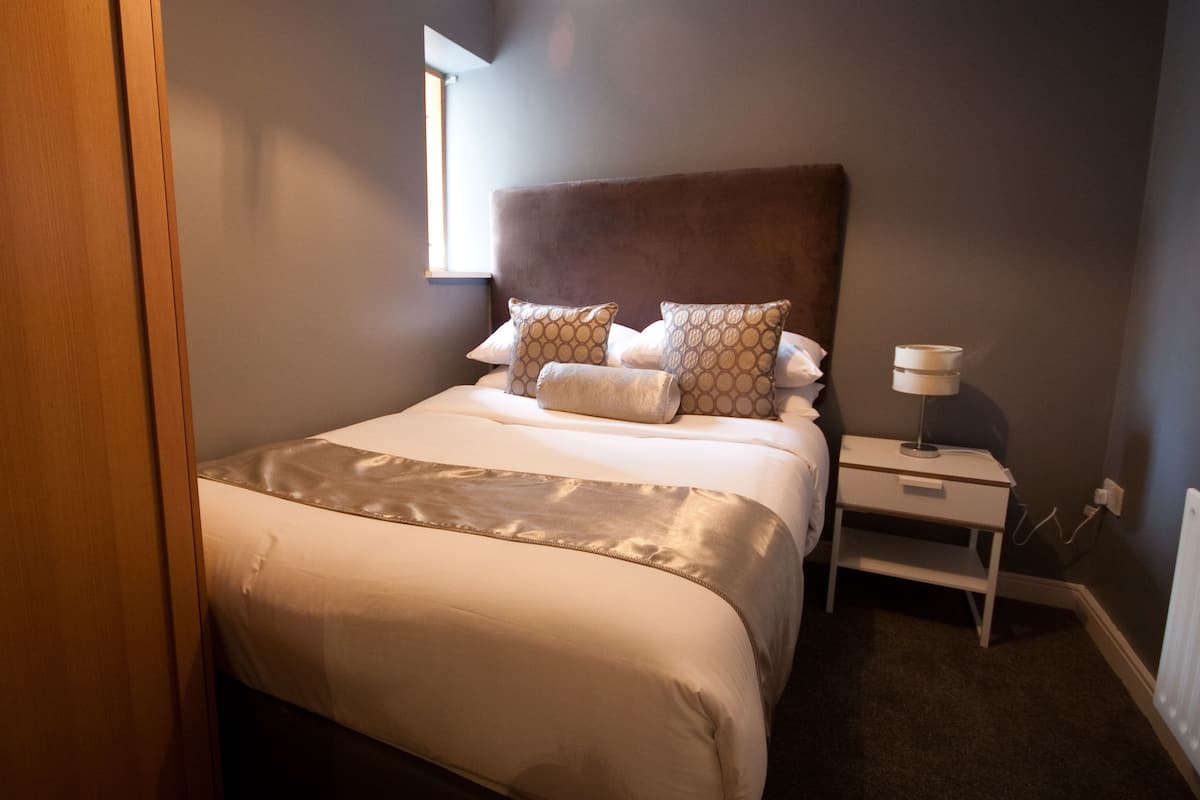 Apartment, 3 Bedrooms (6 Adults) | 1 bedroom, iron/ironing board, free WiFi