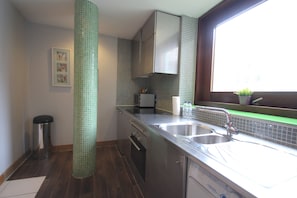 Appartement (4 Adults ) | Cuisine privée | Réfrigérateur, cafetière-théière, vaisselle et ustensiles