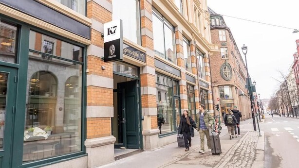 Un edificio con un letrero que dice "K7" y "Gens gade 7".