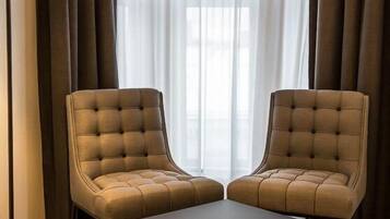 Perhehuone | Olohuone | 40âtuumainen taulutelevisio, jossa kaapelikanavat