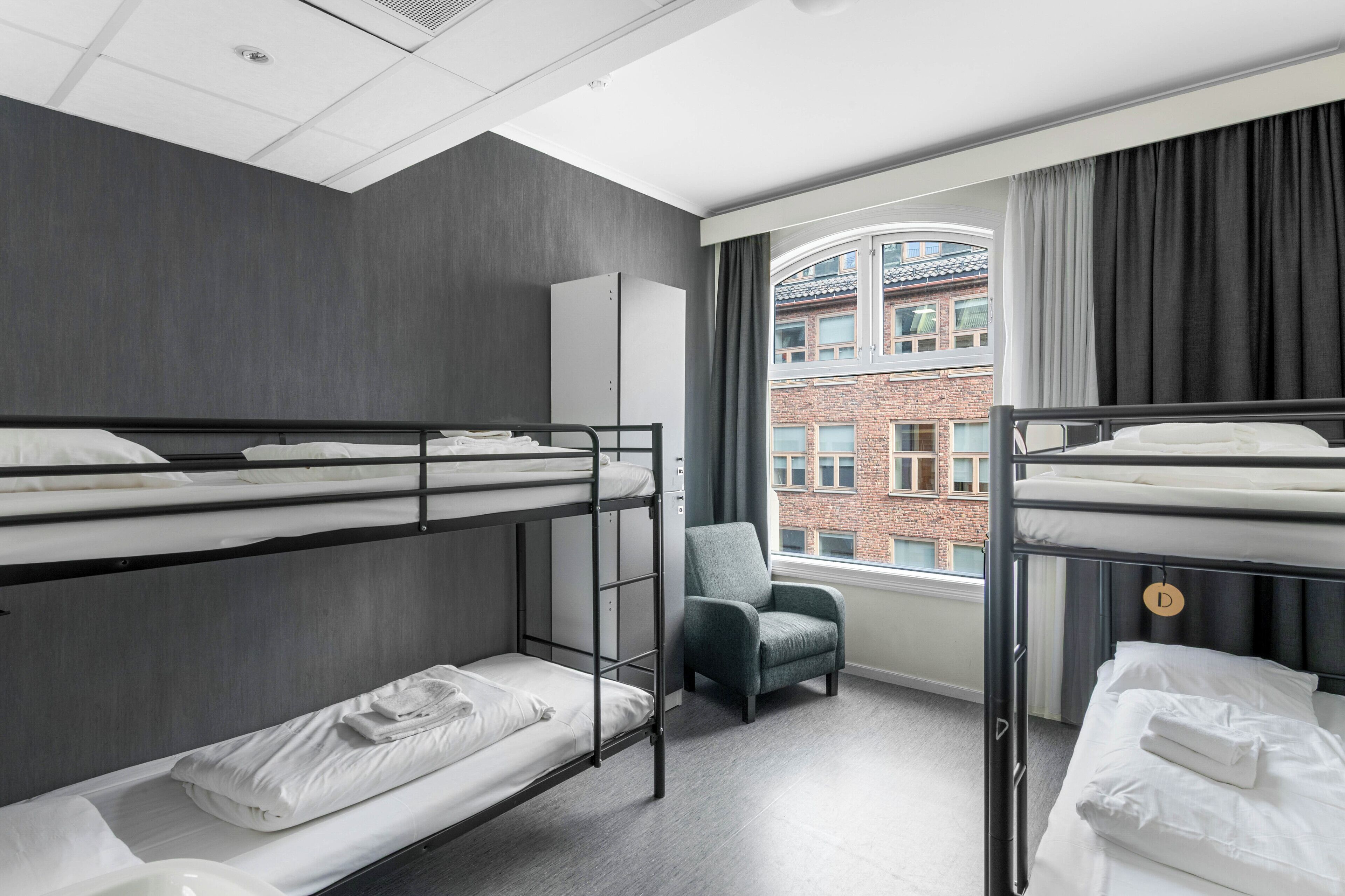 相部屋ドミトリーのベッド – 二段ベッド2台 – 共用バスルーム | 遮光カーテン、WiFi (無料)、ベッドシーツ