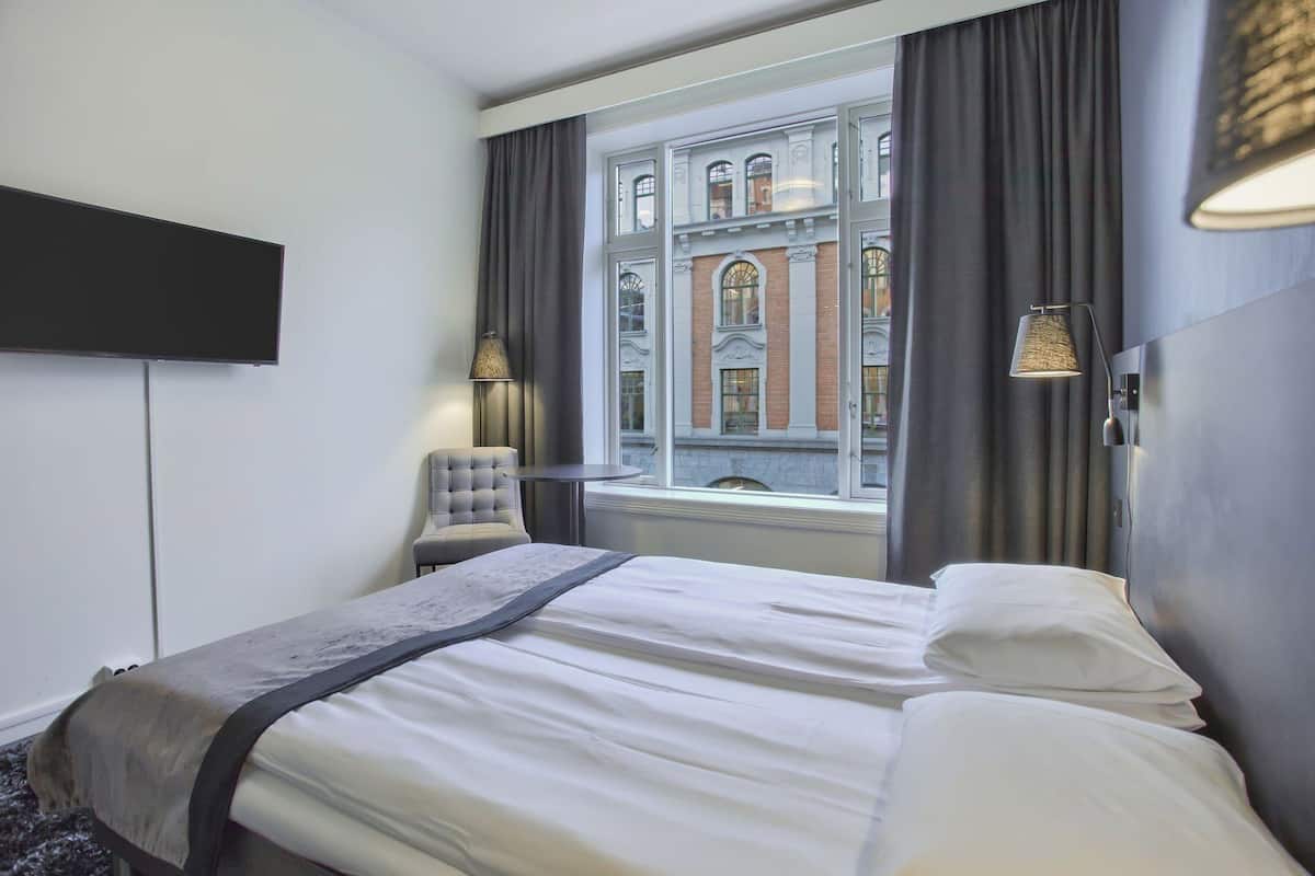 Cortinas blackout, Wi-Fi de cortesia, roupa de cama