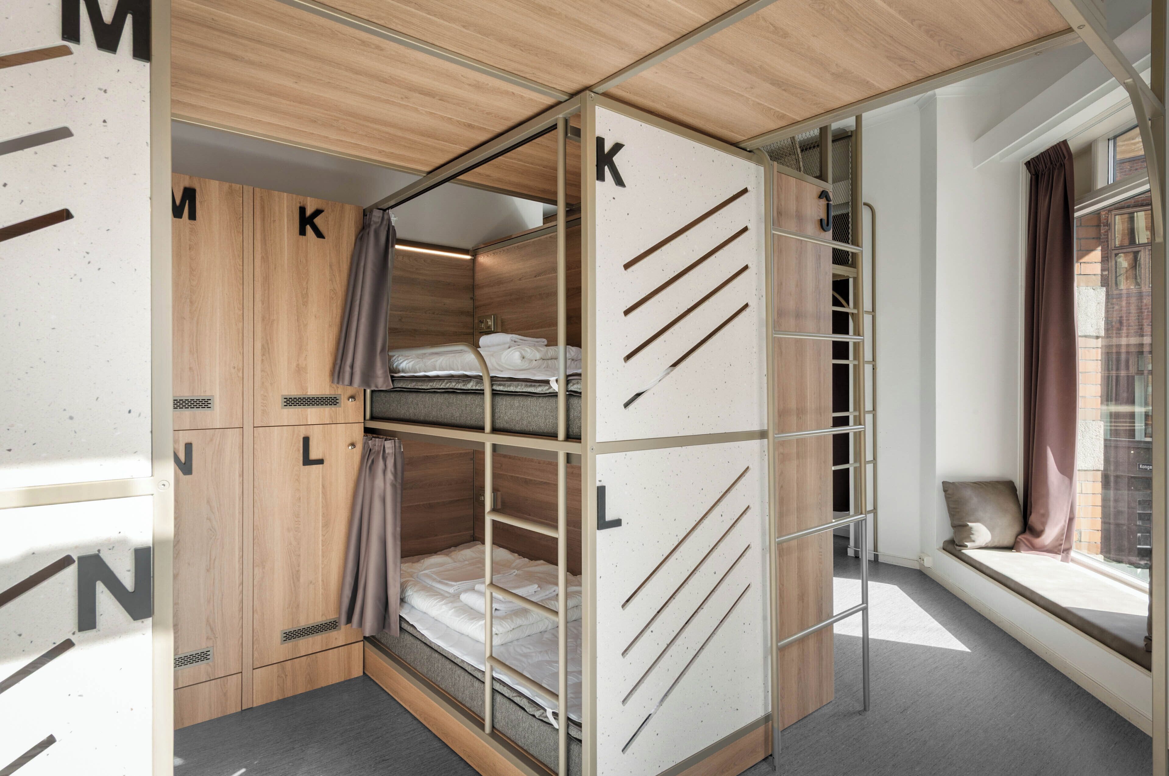 相部屋ドミトリーのベッド – 二段ベッド7台 – 共用バスルーム | 遮光カーテン、WiFi (無料)、ベッドシーツ