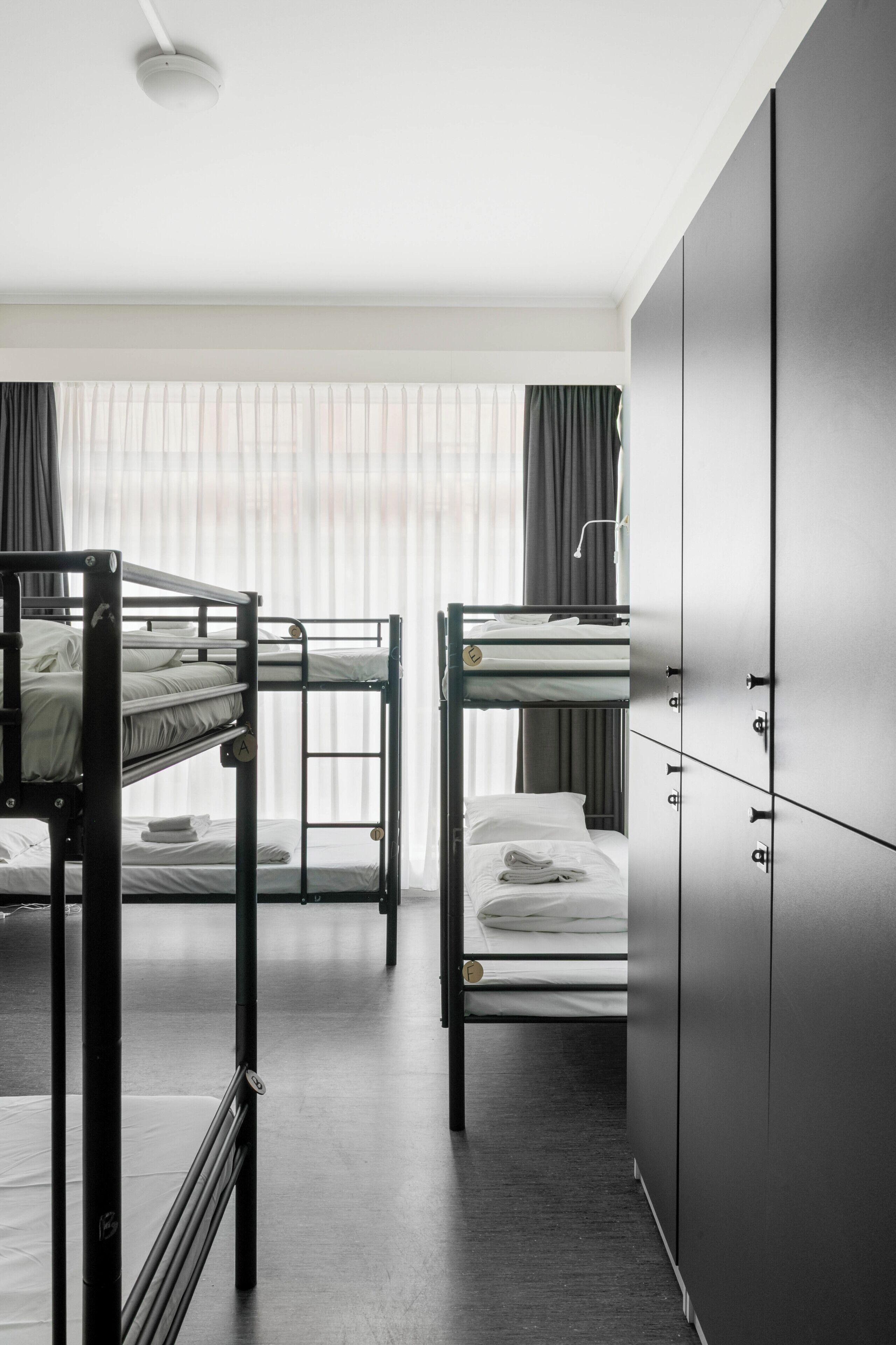 相部屋ドミトリーのベッド – 二段ベッド3台 | 遮光カーテン、WiFi (無料)、ベッドシーツ