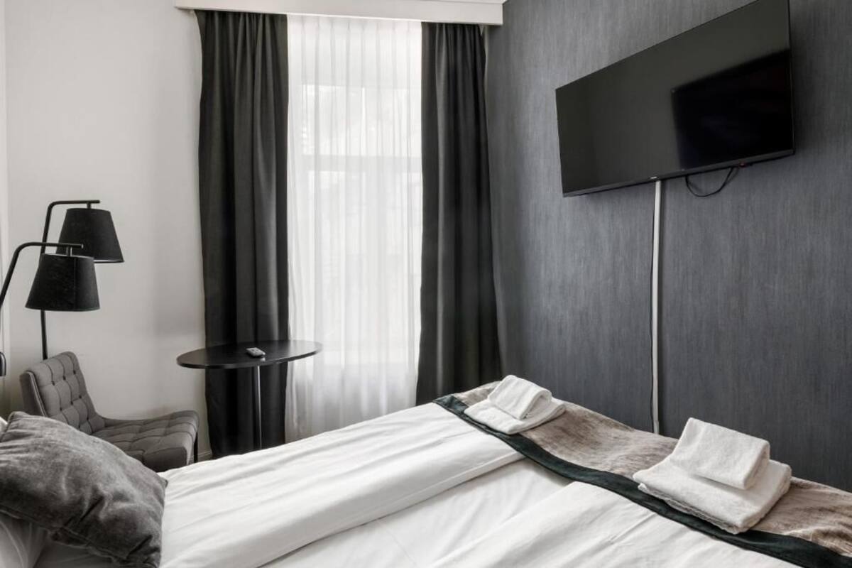 Quarto casal econômico | Cortinas blackout, Wi-Fi de cortesia, roupa de cama