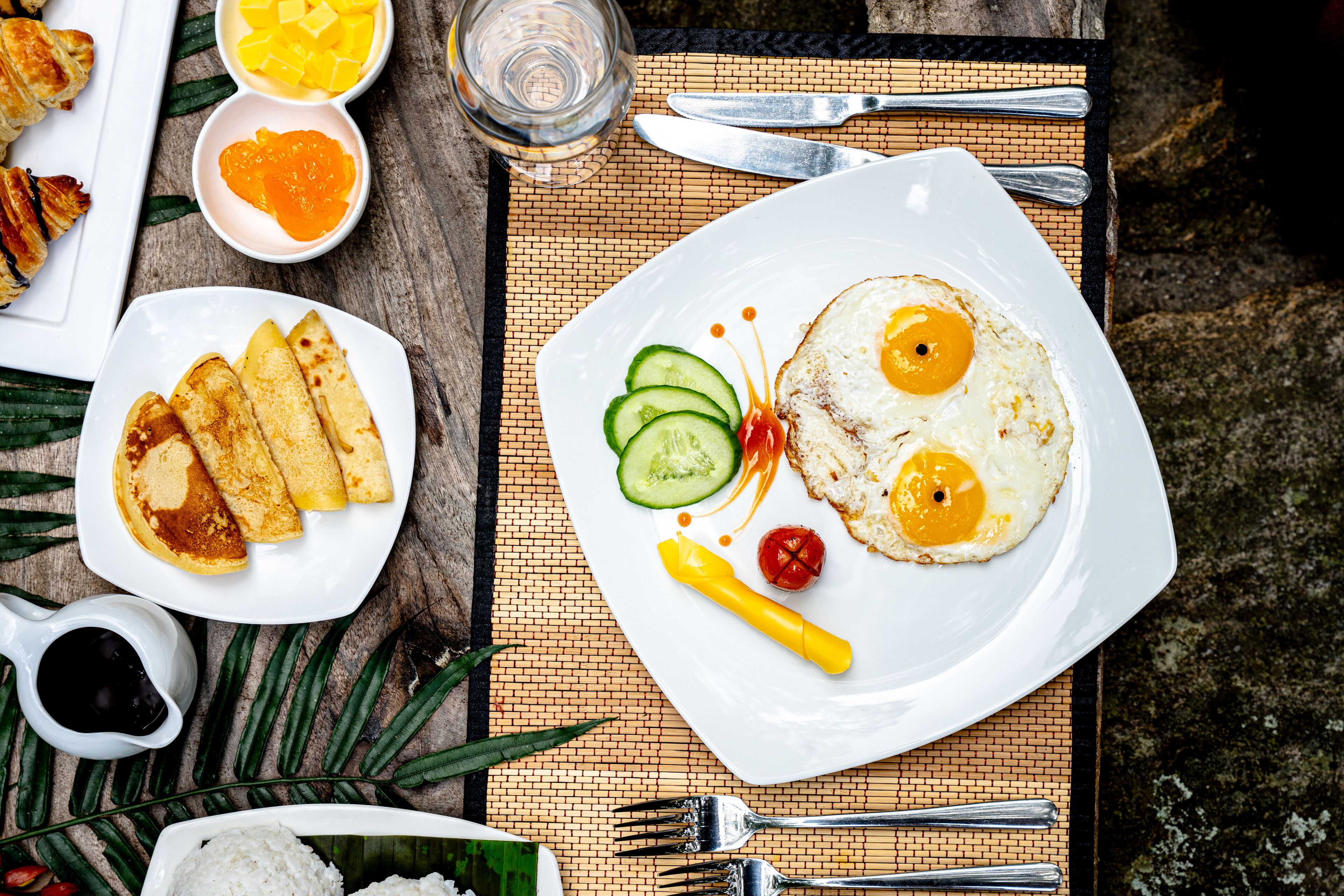 free daily cooked-to-order breakfast