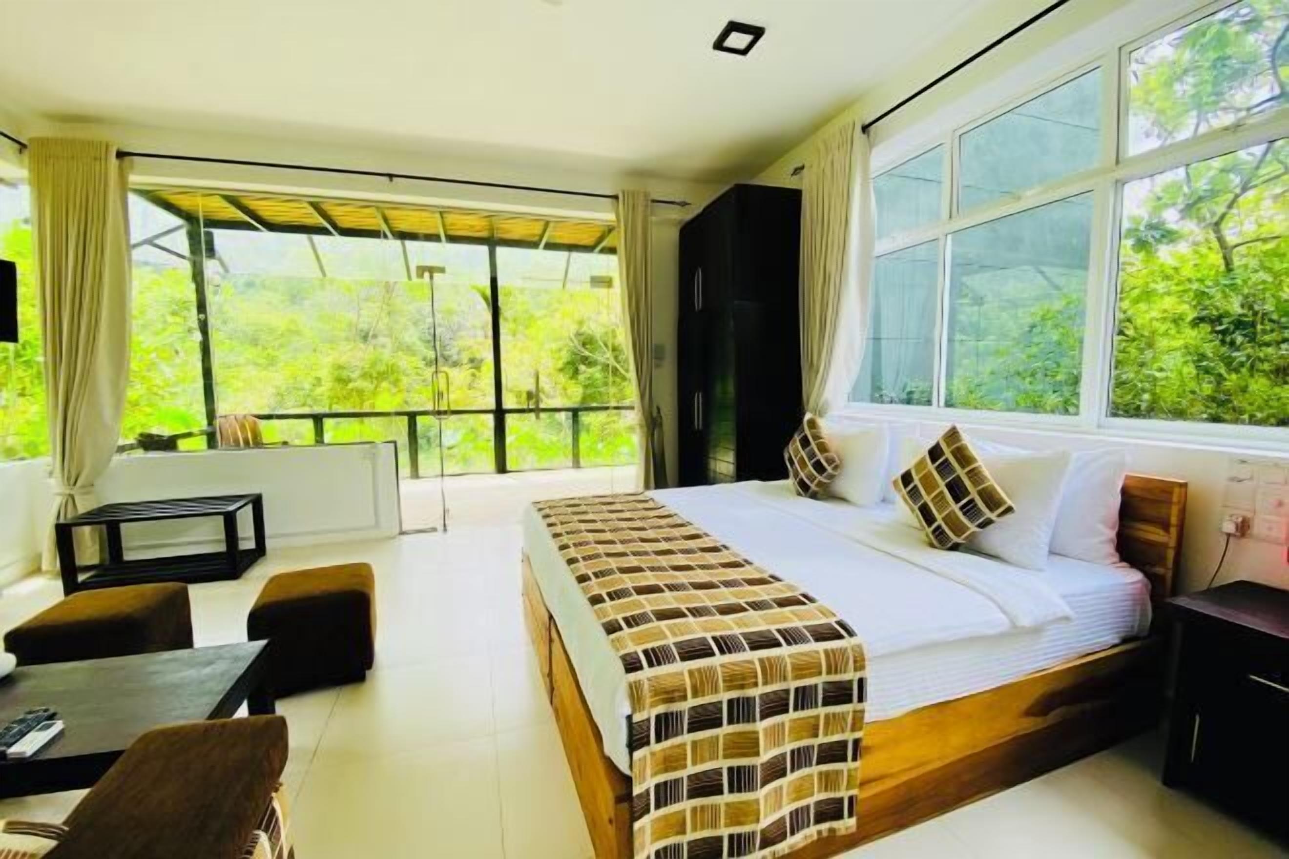 Premium bedding, down duvets, free minibar items, in-room safe