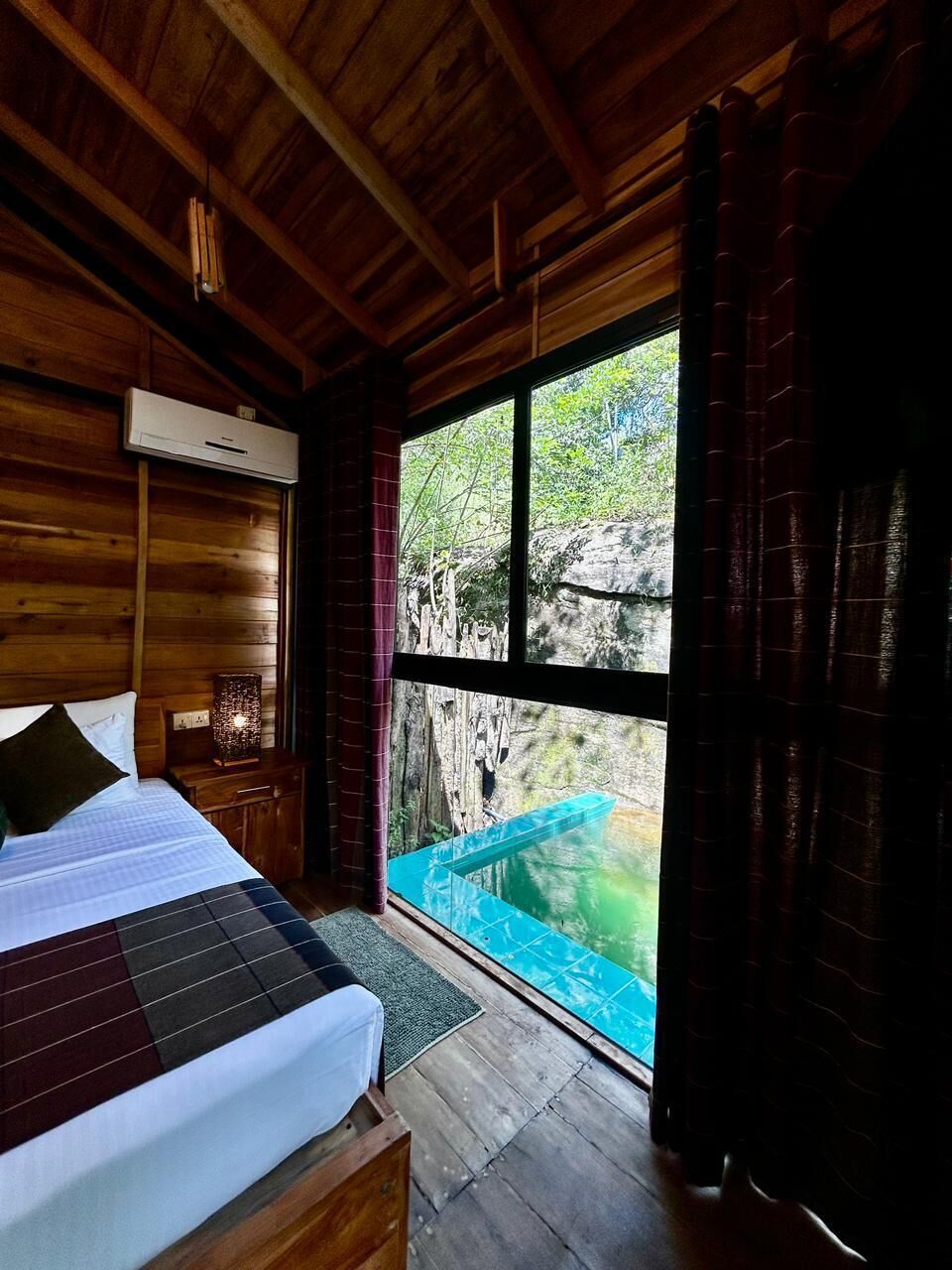 Hồ bơi trong nhà, hồ bơi ngoài trời, ghế dài tắm nắng 