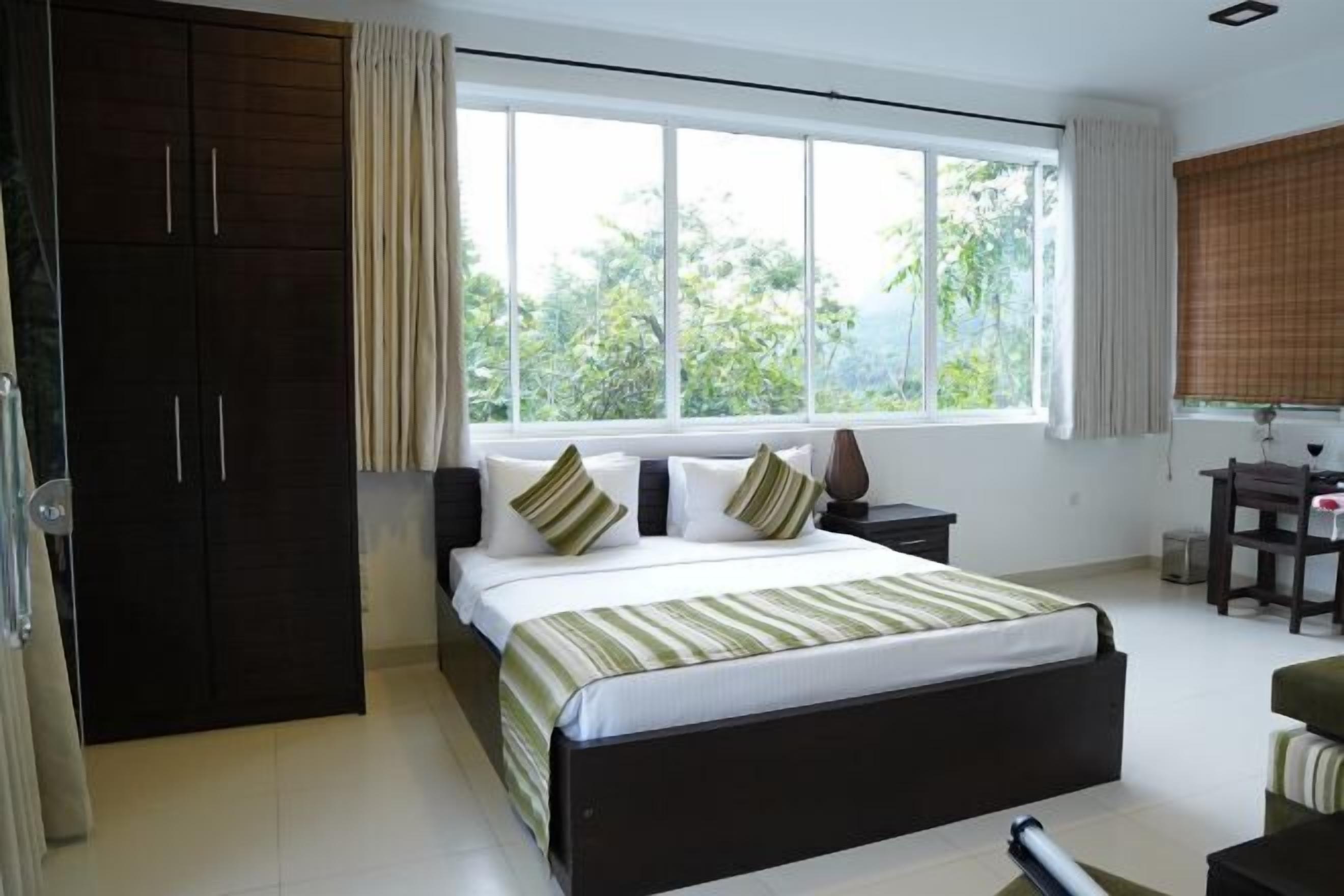 Premium bedding, down duvets, free minibar items, in-room safe