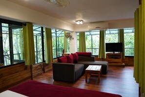 Premium bedding, down comforters, free minibar items, in-room safe - The Glenrock (Ihalagalagama)