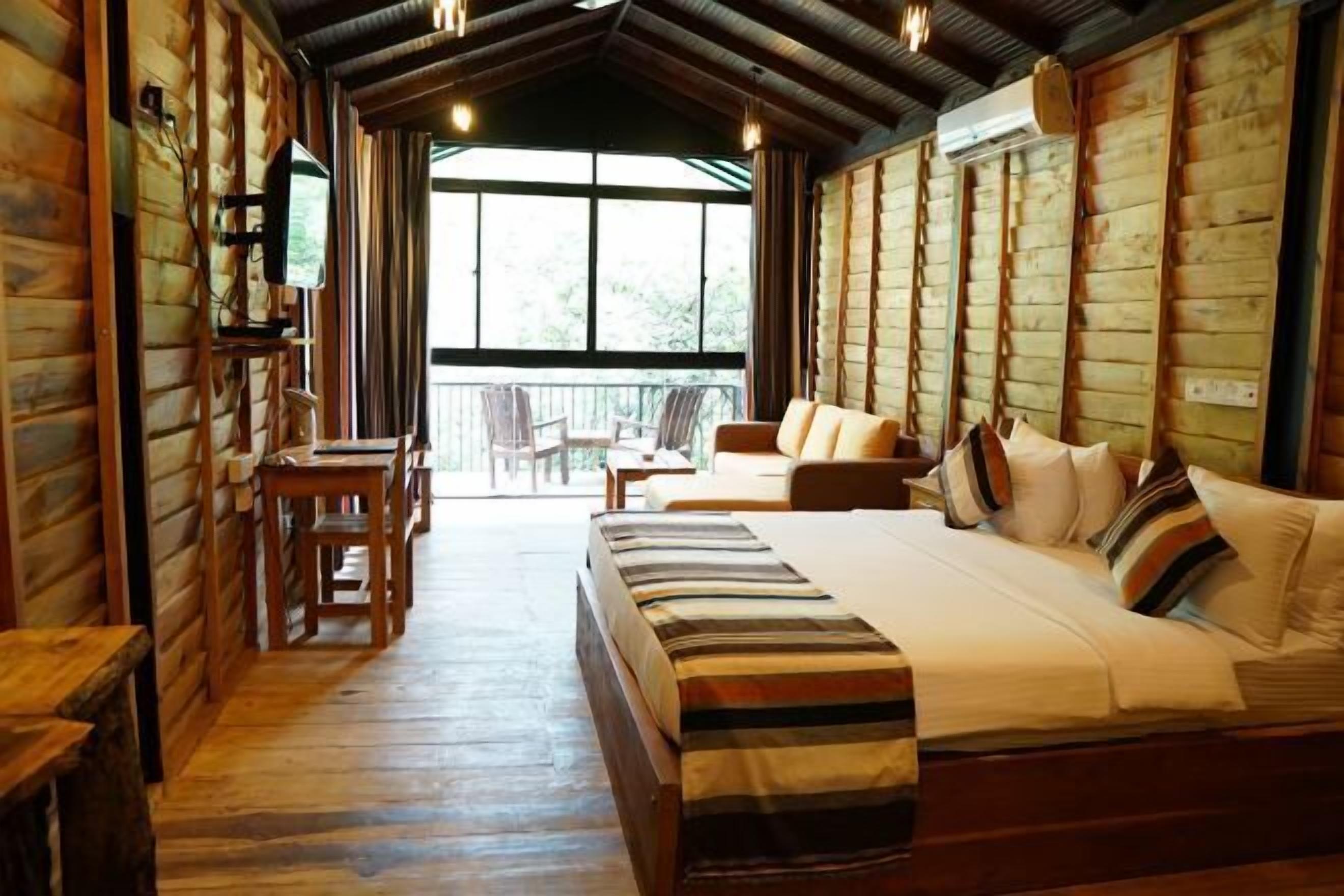 Premium bedding, down duvets, free minibar items, in-room safe