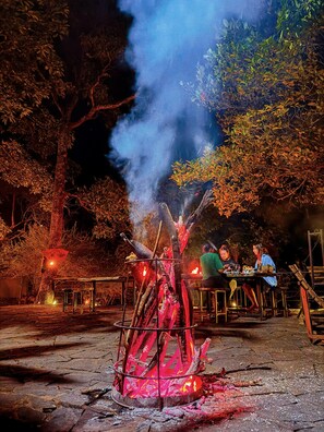 Outdoor dining - The Glenrock (Ihalagalagama)