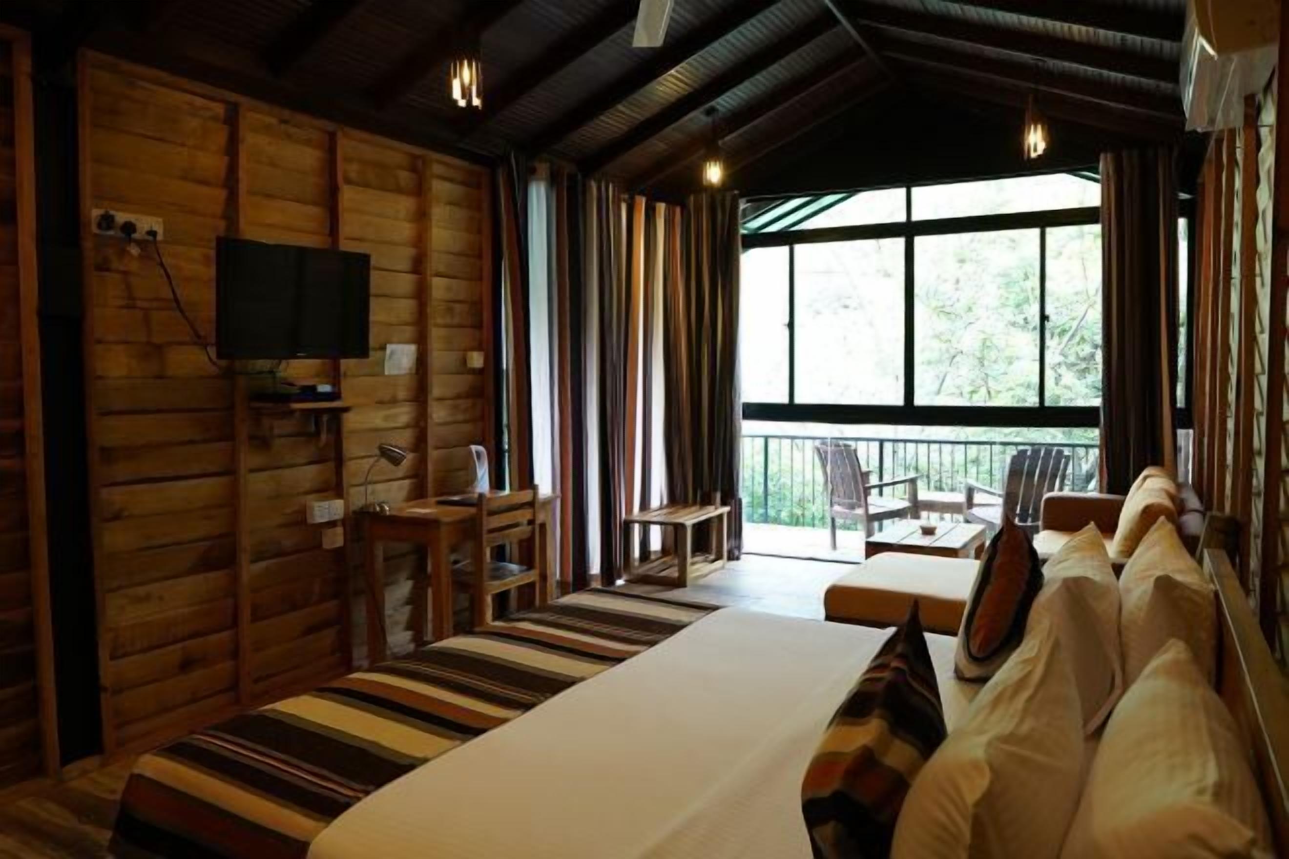 Premium bedding, down duvets, free minibar items, in-room safe