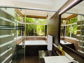 Mountain View Upper Suite | Salle de bain | Baignoire et douche séparées, douche cascade