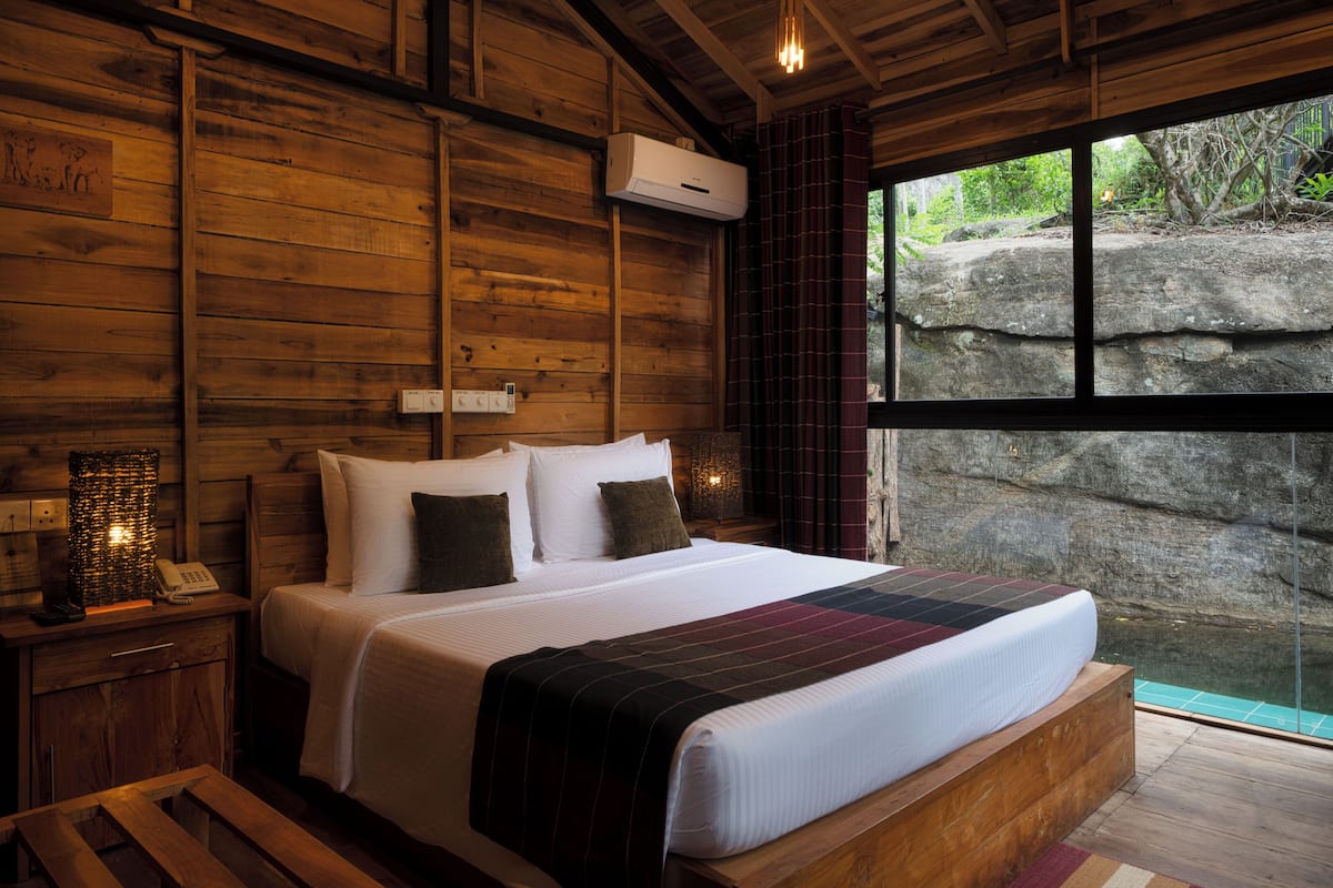 1 bedroom, premium bedding, down duvets, free minibar items