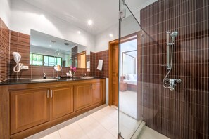 Villa Deluxe, 4 camere da letto, lato piscina | 4 camere, una cassaforte in camera, Wi-Fi gratuito, lenzuola