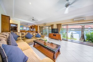 Deluxe Villa, 4 Bedrooms, Poolside | 4 bedrooms, in-room safe, free WiFi, bed sheets - Adare Pool Villa Pattaya (Pattaya)