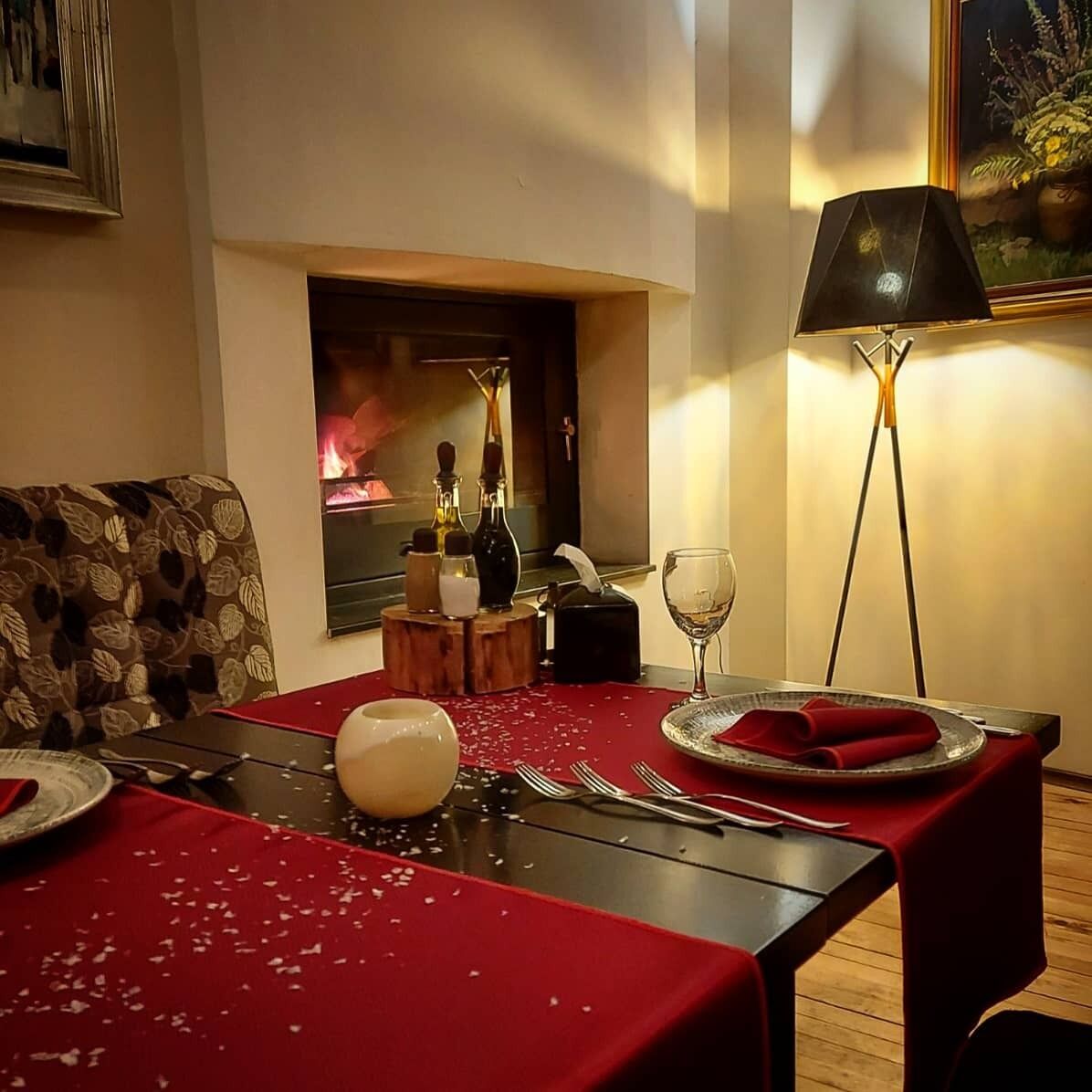 breakfast, lunch served; international cuisine, al fresco dining