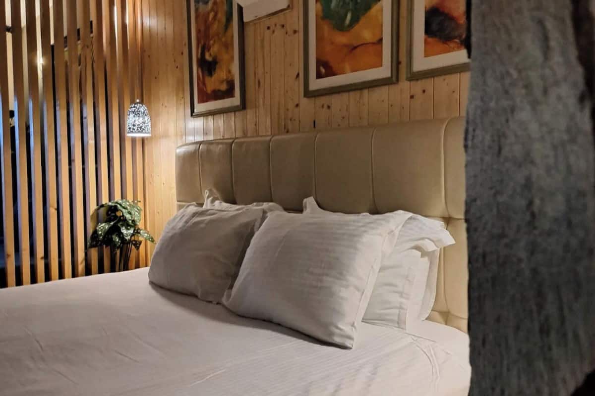 deluxe double or twin room, pool view | 1 bedroom, minibar, in-room safe, free wifi