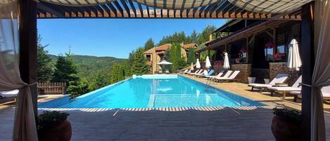 Indendørs pool, udendørs pool, parasoller