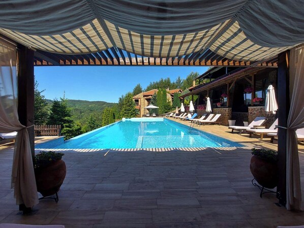 室内游泳池，室外游泳池，池畔遮阳伞