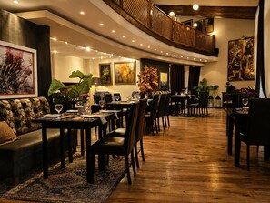 S'hi serveixen esmorzars, dinars i sopars 