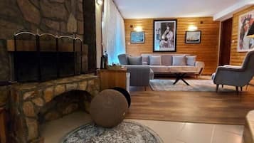 Studio (Art, private park) | 1 bedroom, minibar, in-room safe, free WiFi